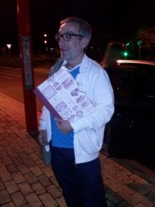 Enricien con carpeta "In Vino Veritas" de  P-Keka.